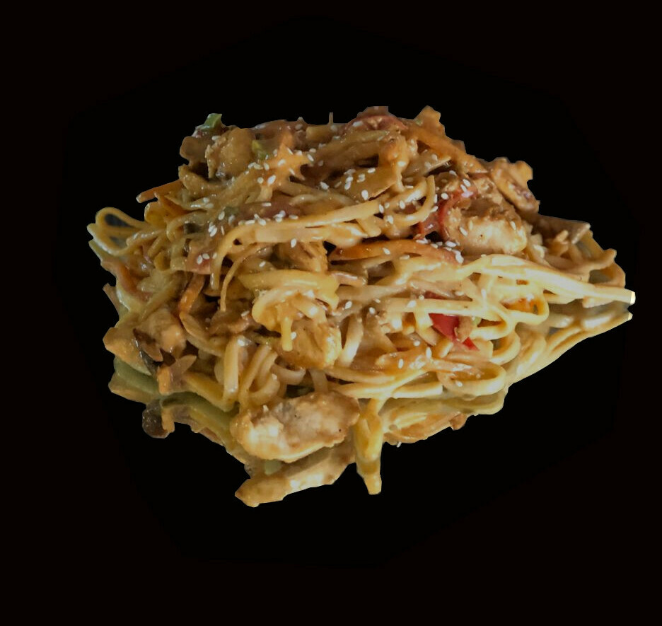 Лапша удон с курицей и овощами, паста том ям. Лапша удон с курицей и овощами, паста том ям.