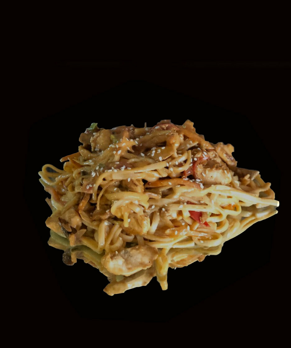 Лапша удон с курицей и овощами, паста том ям. Лапша удон с курицей и овощами, паста том ям.